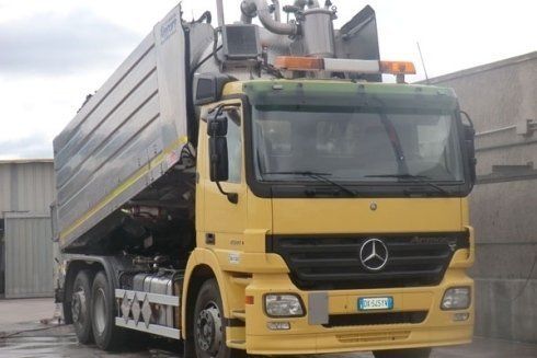 Camion con cassone scarrabile