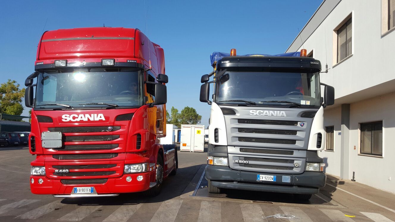 Due camion della ditta di servizi ambientali