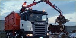 Camion con gru per il recupero di rifiuti