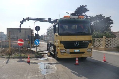 Camion con gru