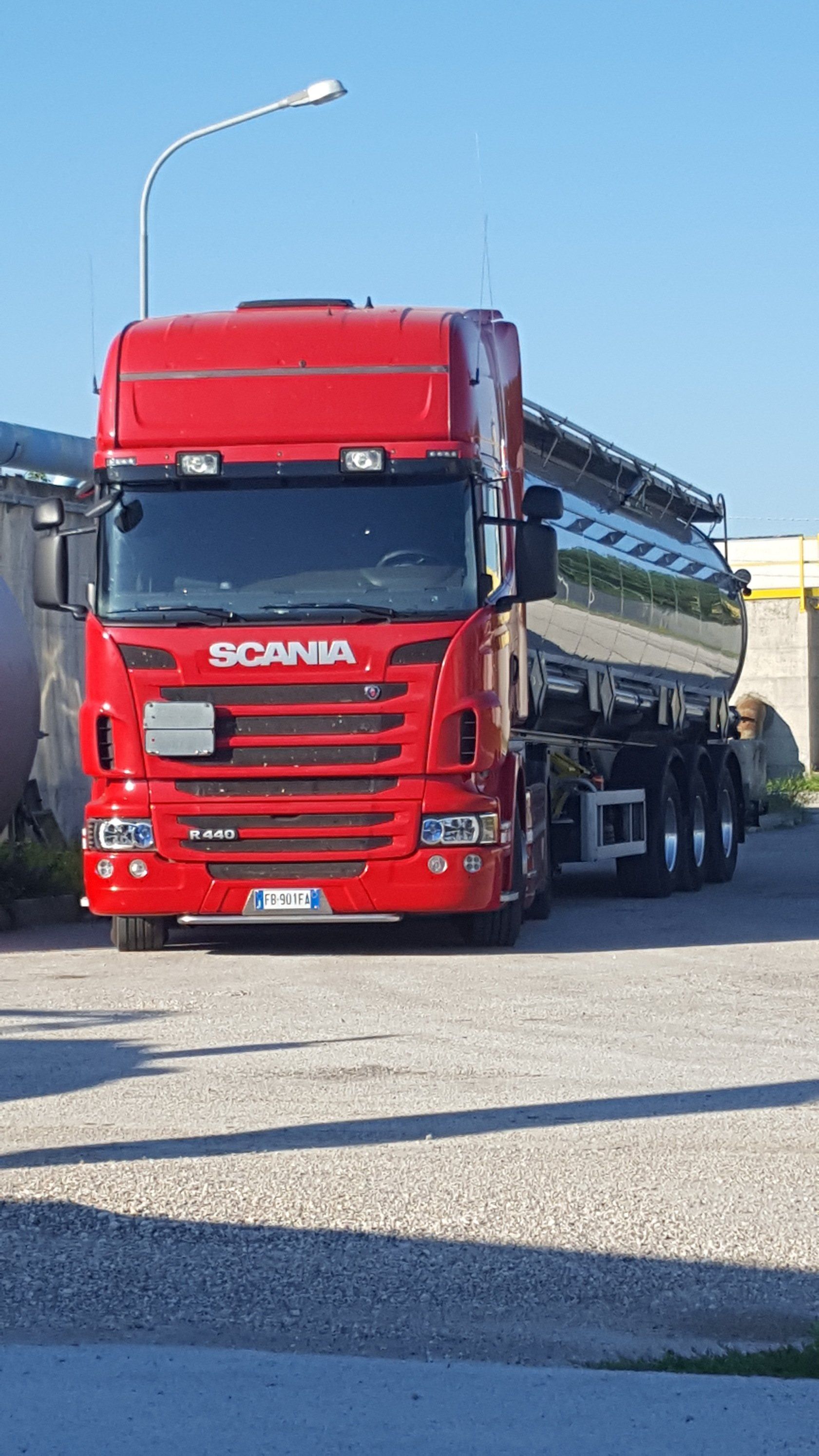 Camion rosso della ditta di servizi ambientali