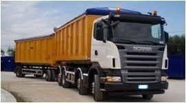 Camion a rimorchio per la raccolta rifiuti
