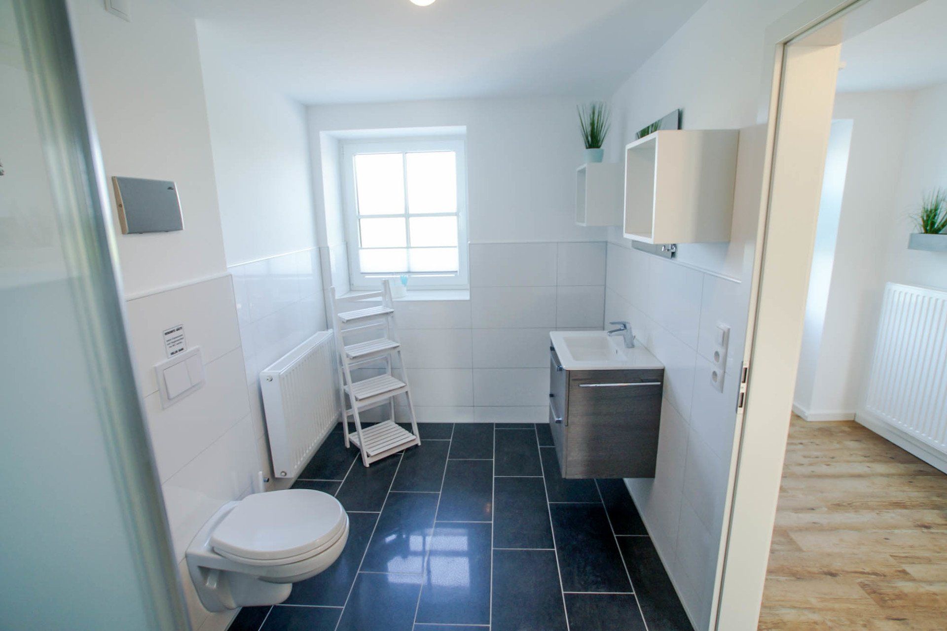 Badezimmer in Ferienwohnung 6 (zweite Ansicht).