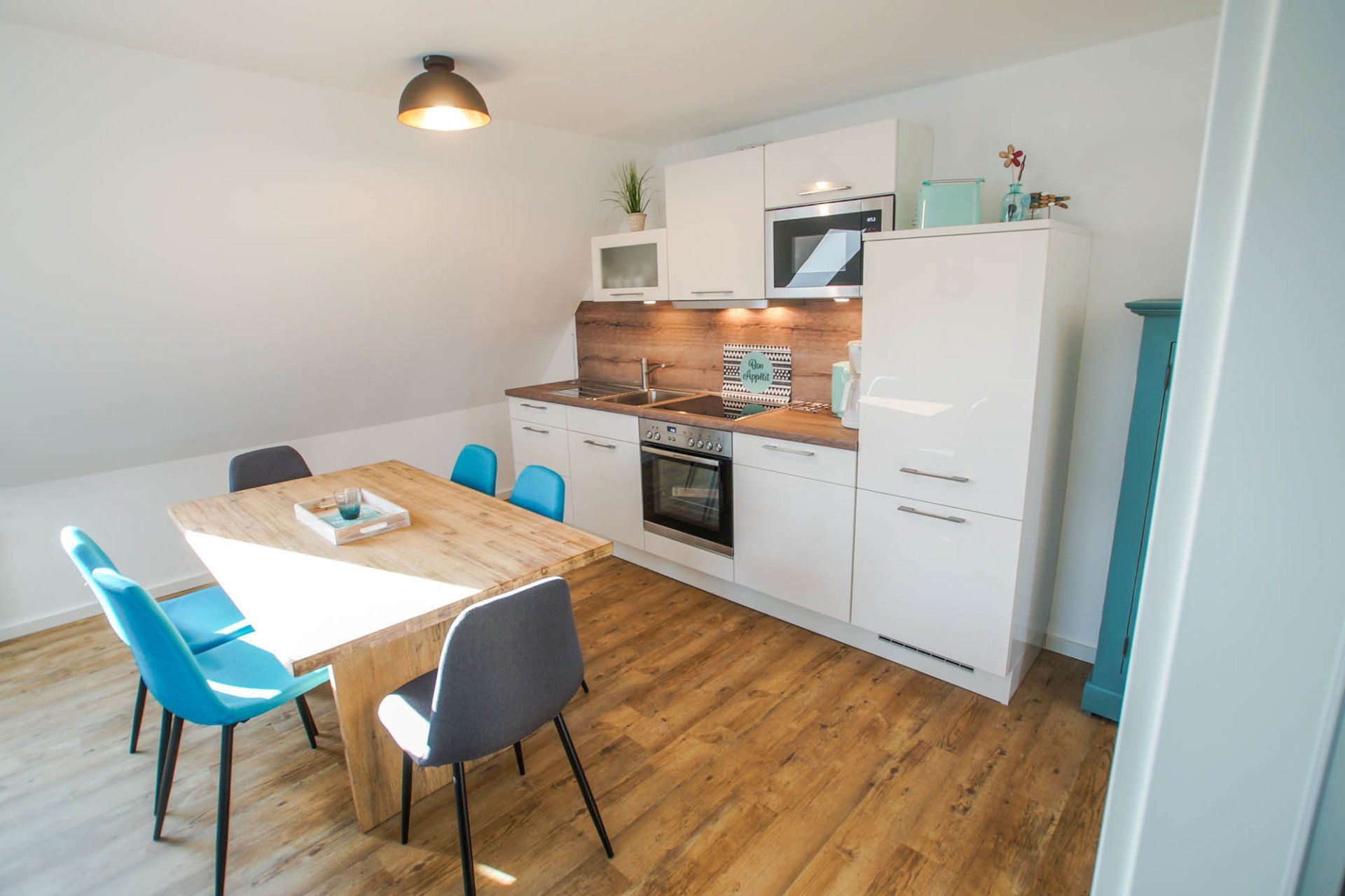 Esszimmer und Küche in Ferienwohnung 6.