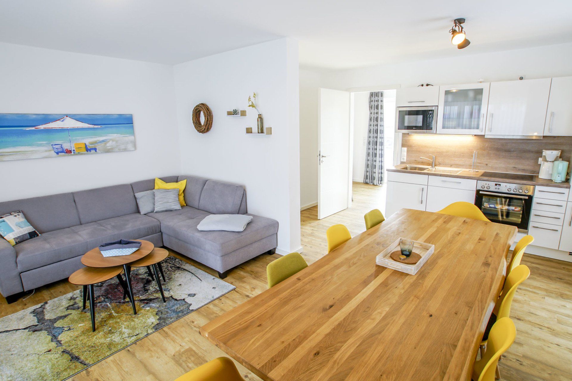 Esszimmer, Wohnzimmer und Küche in Ferienhaus 16.
