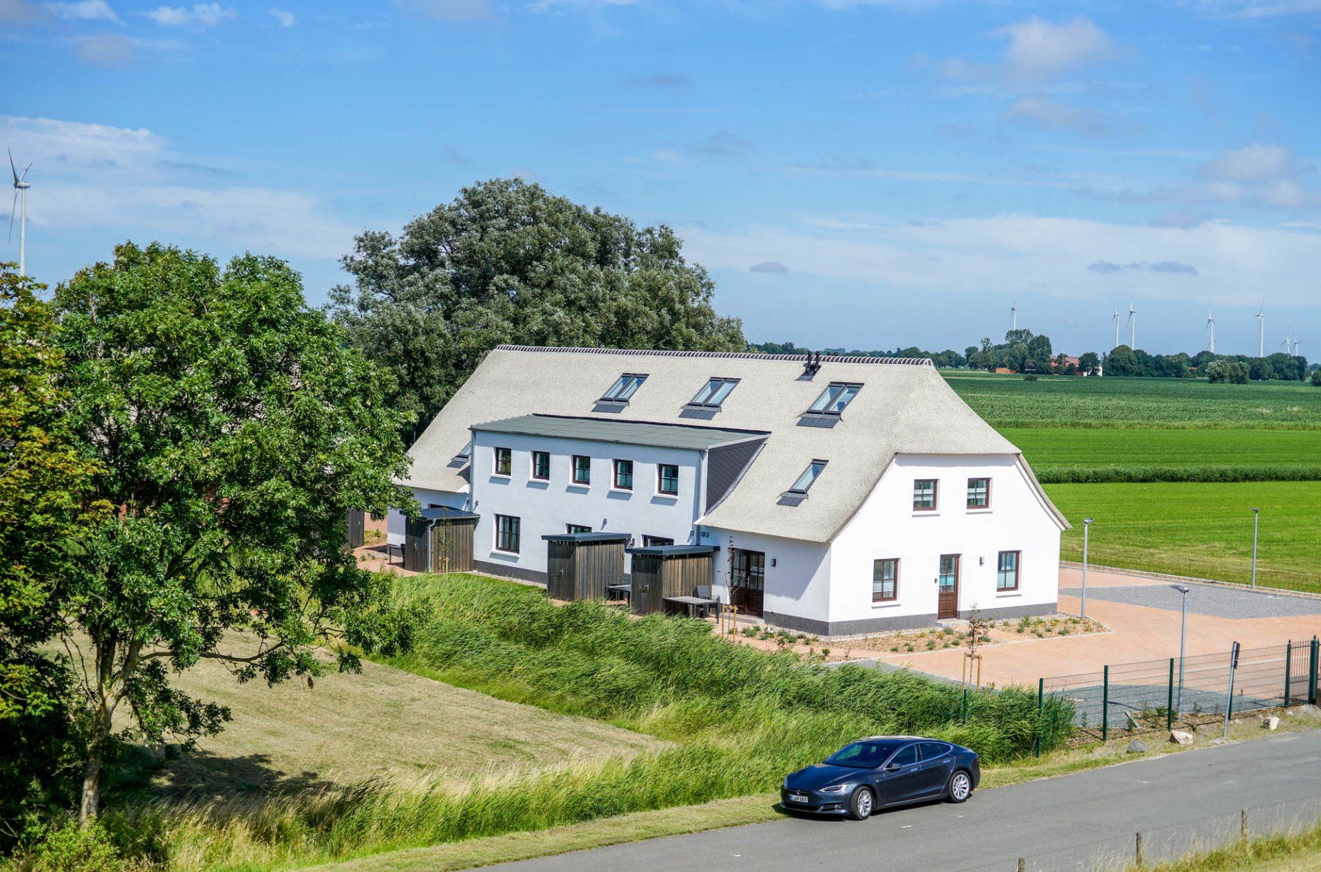 Weitere Außenansicht der Ferienanlage mit Gebäuden und Hofbereich.