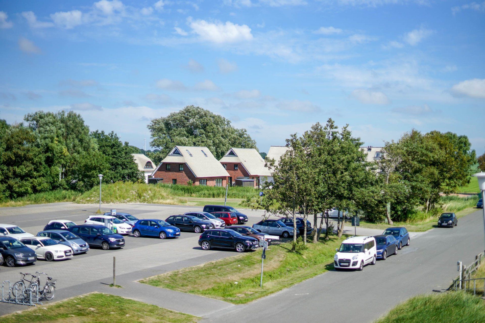 Parkplatz und Zufahrt vor der Ferienanlage.