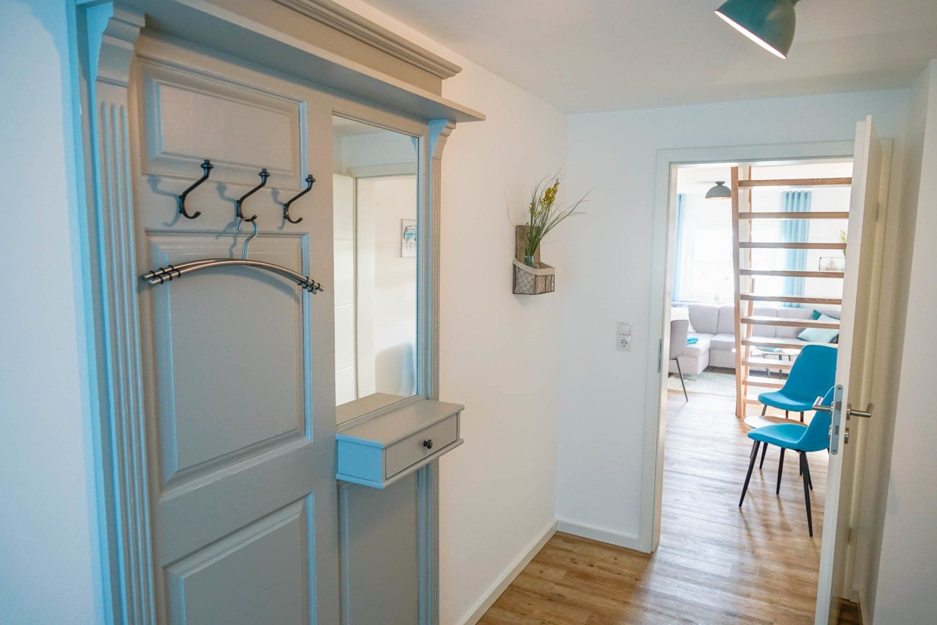 Flur und Übergang zum Wohnzimmer in Ferienwohnung 8.