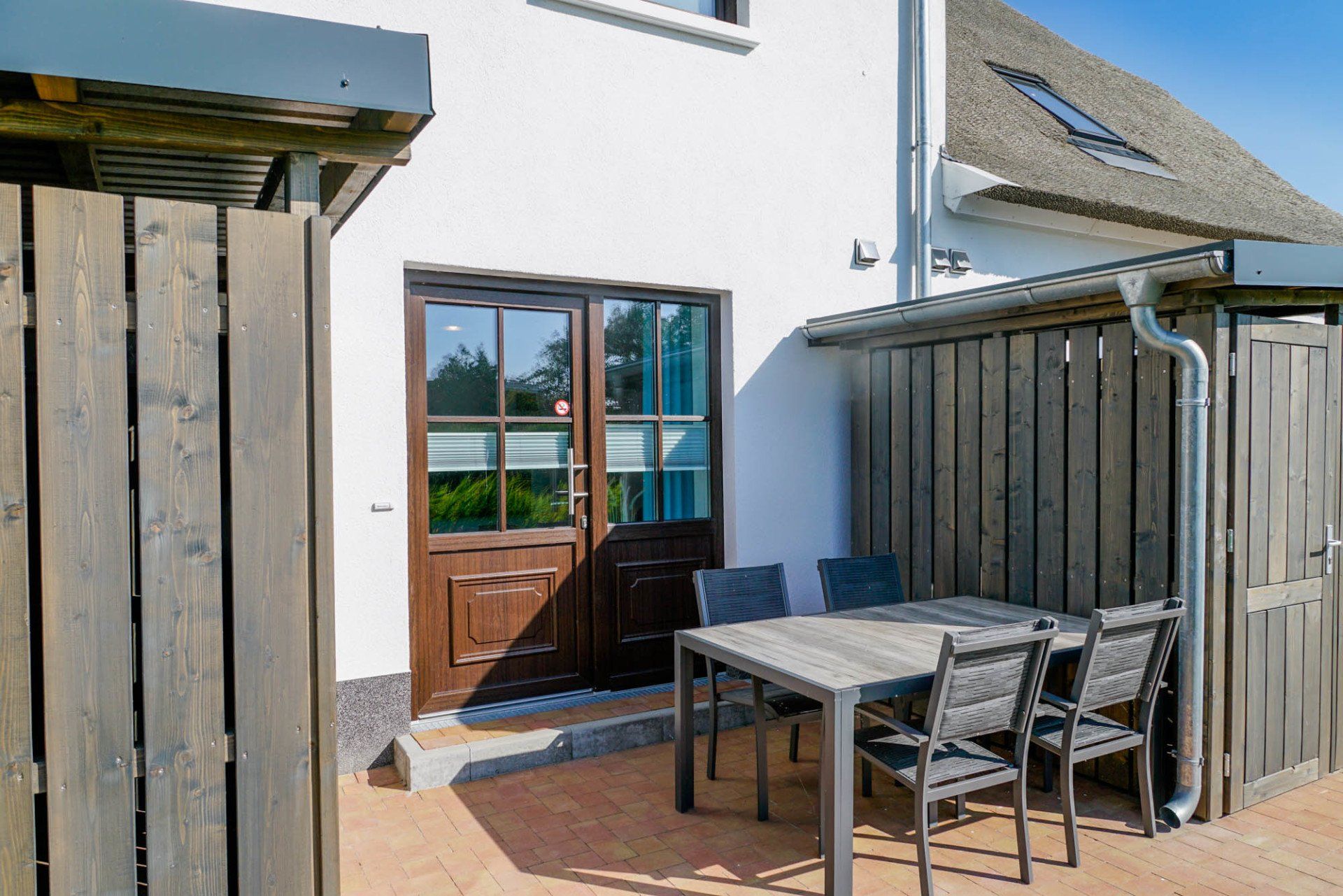 Sommerterrasse mit Geräteschuppen in Ferienwohnung 2.