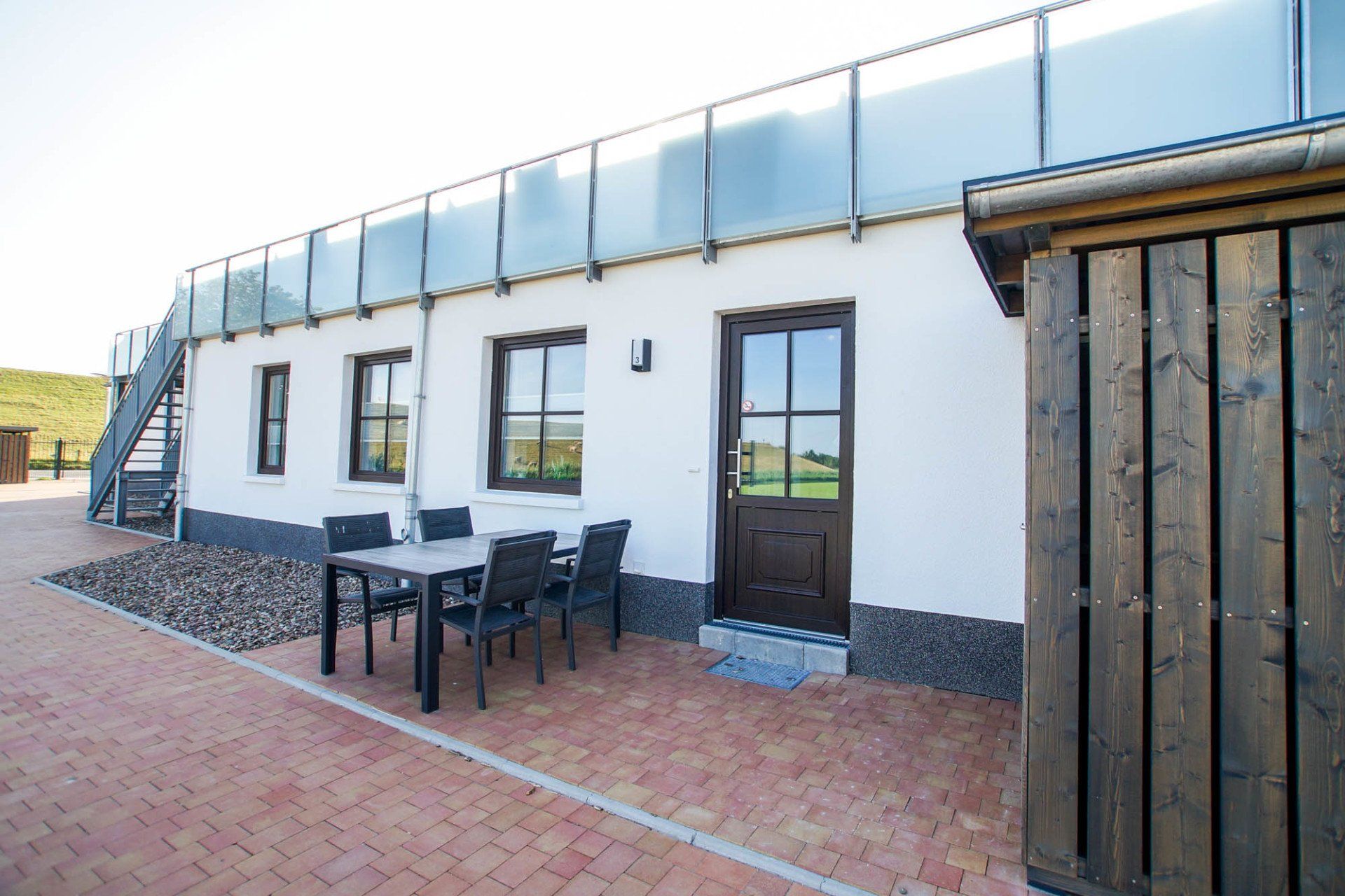 Sommerterrasse und Geräteschuppen bei Wohnung 3
