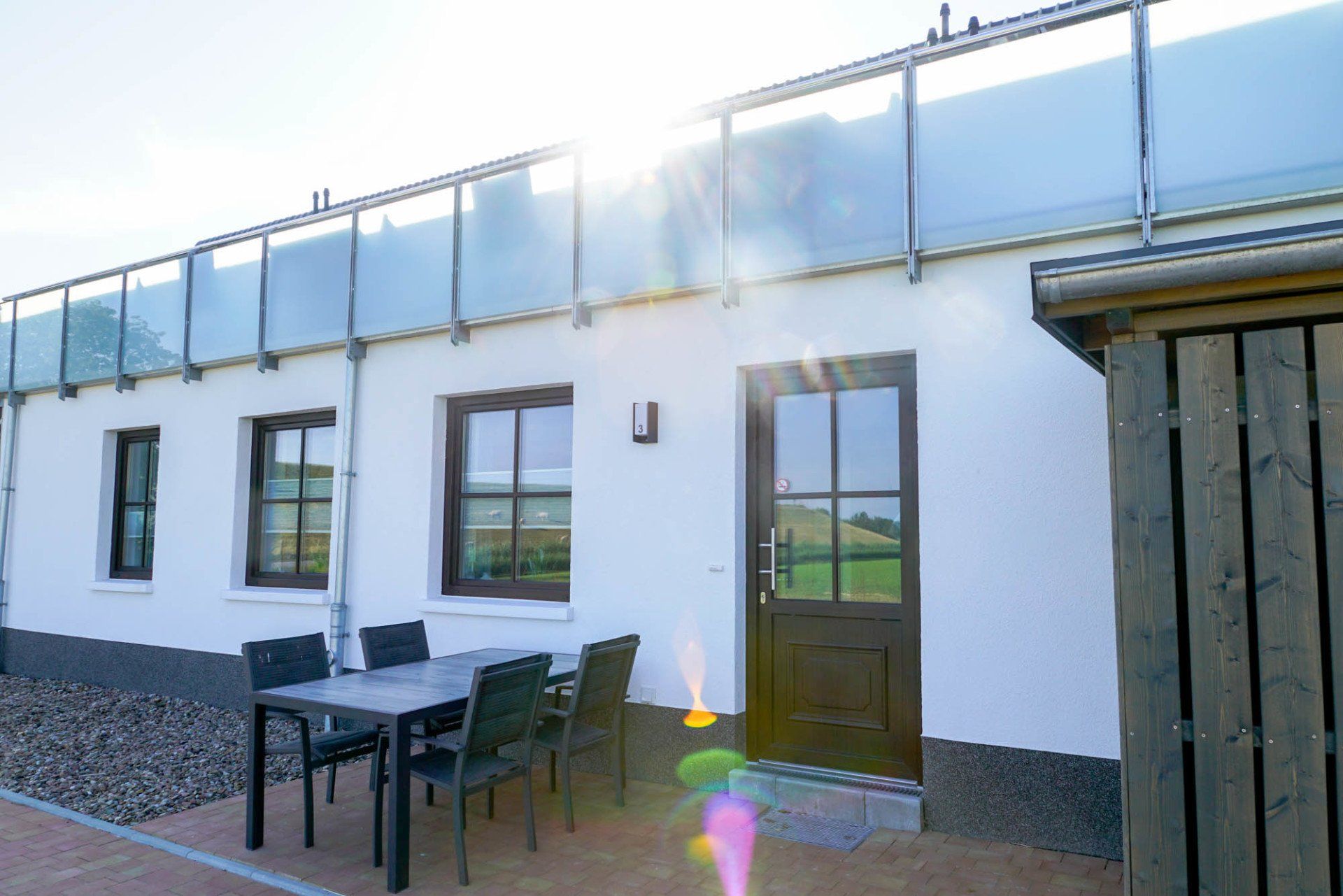 Sommerterrasse und Geräteschuppen bei Wohnung 3