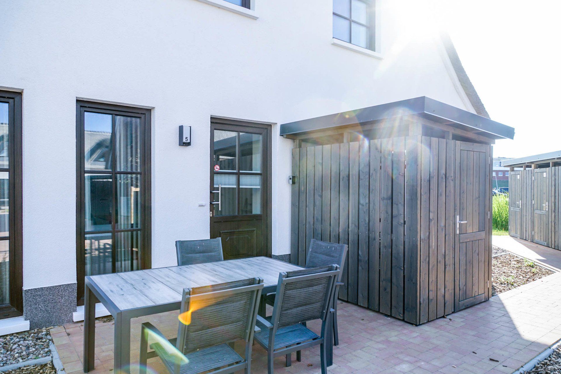 Sommerterrasse und Geräteschuppen bei Ferienwohnung 5.