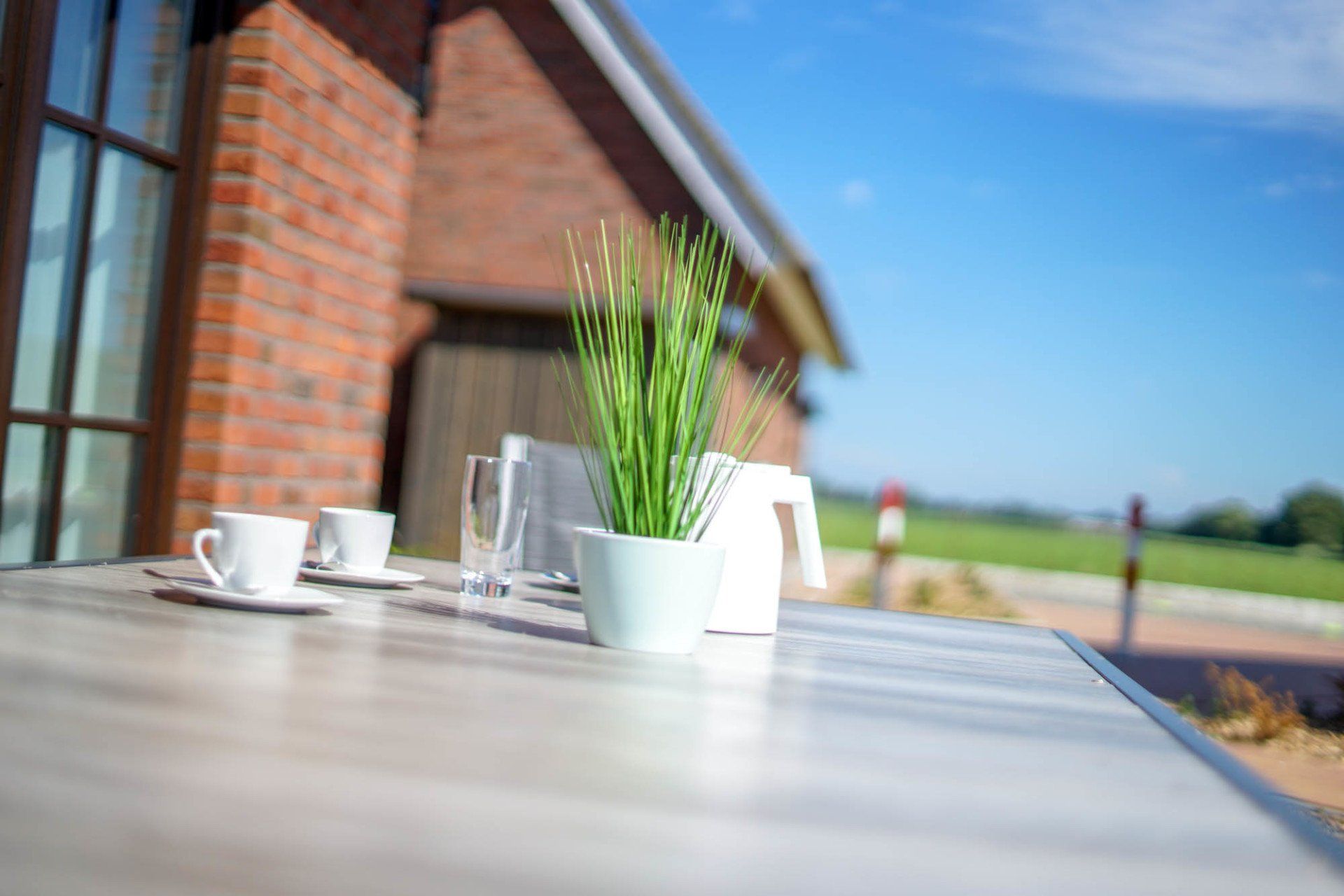 Sommerterrasse mit Tee- und Kaffeeservice bei Ferienhaus 15.