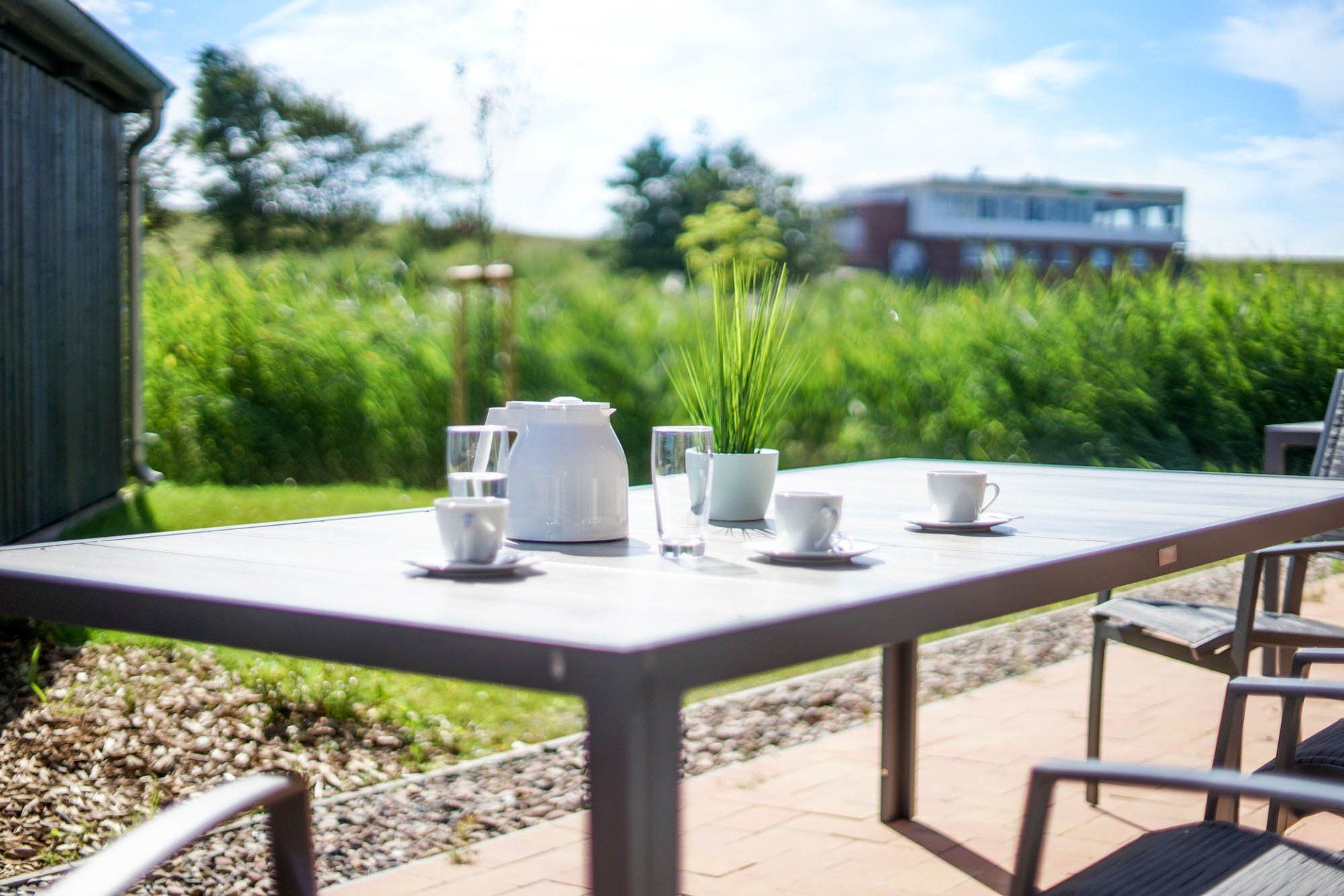 Sommerterrasse mit Tee und Kaffee bei Ferienhaus 16.