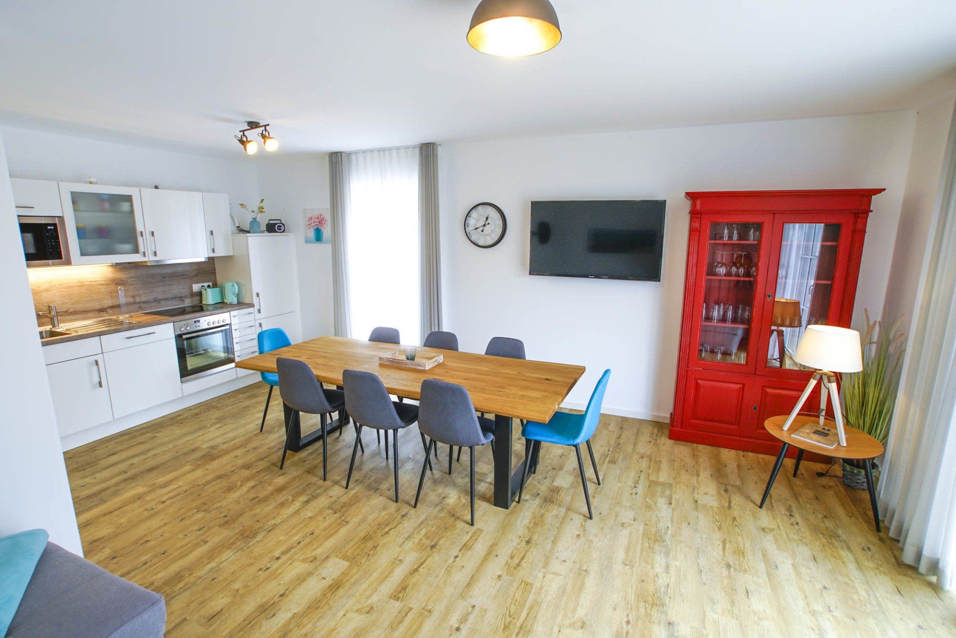 Wohn-/Essbereich mit Küche in Ferienhaus 14 (zweite Ansicht).