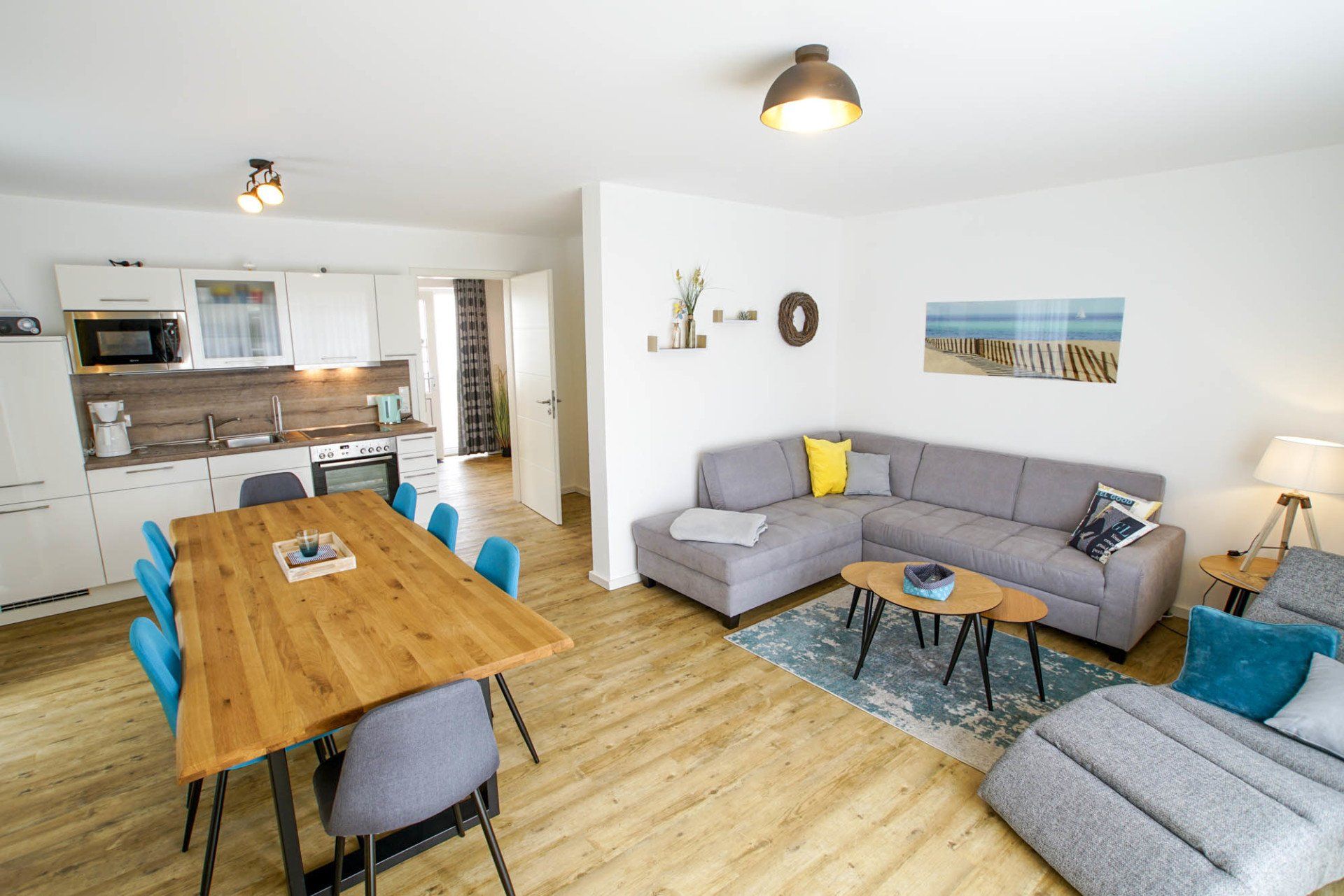 Wohn-/Essbereich mit Küche in Ferienhaus 15 (weitere Ansicht).