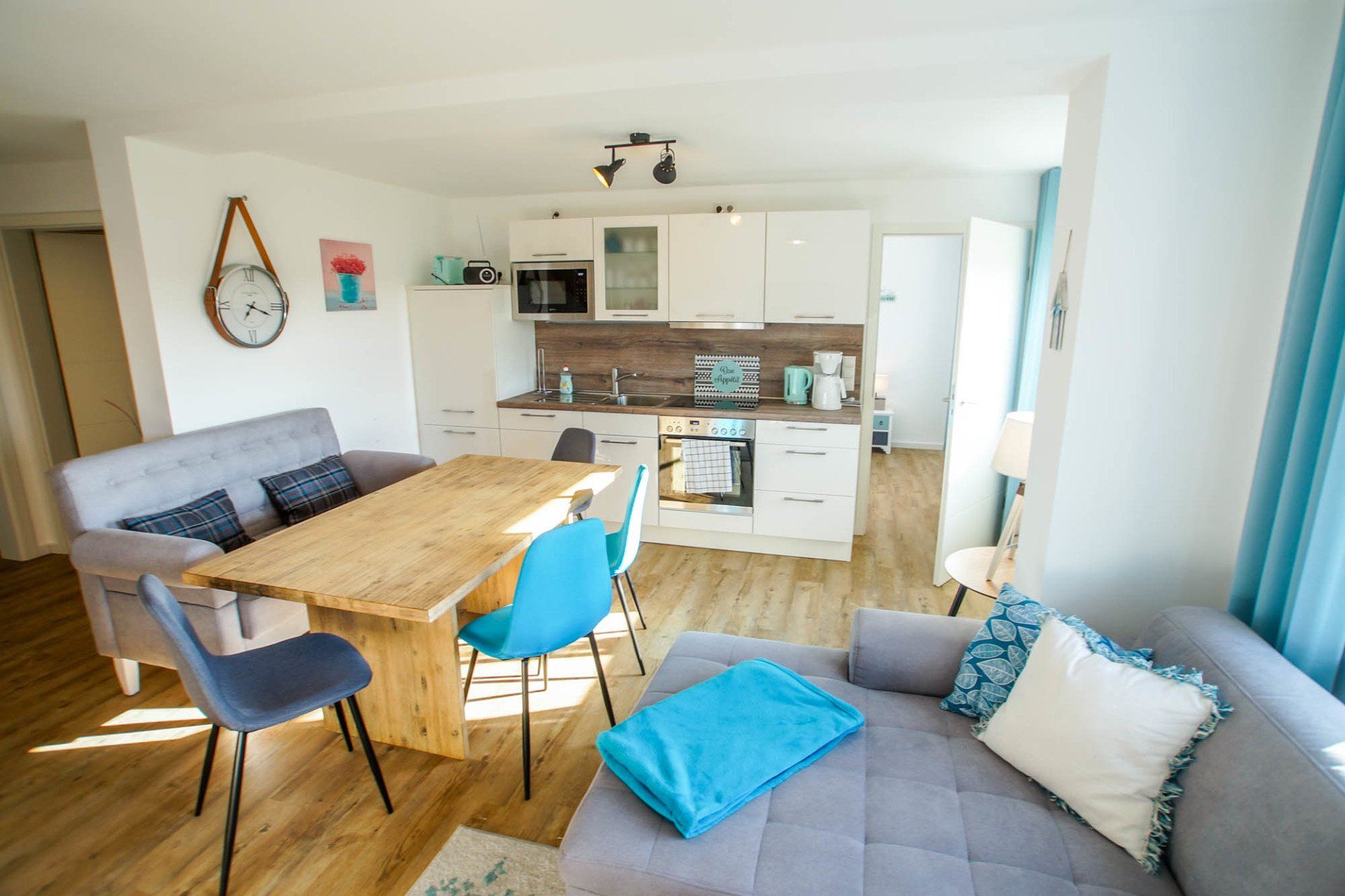 Wohn-/Essbereich mit Küche in Ferienwohnung 8.