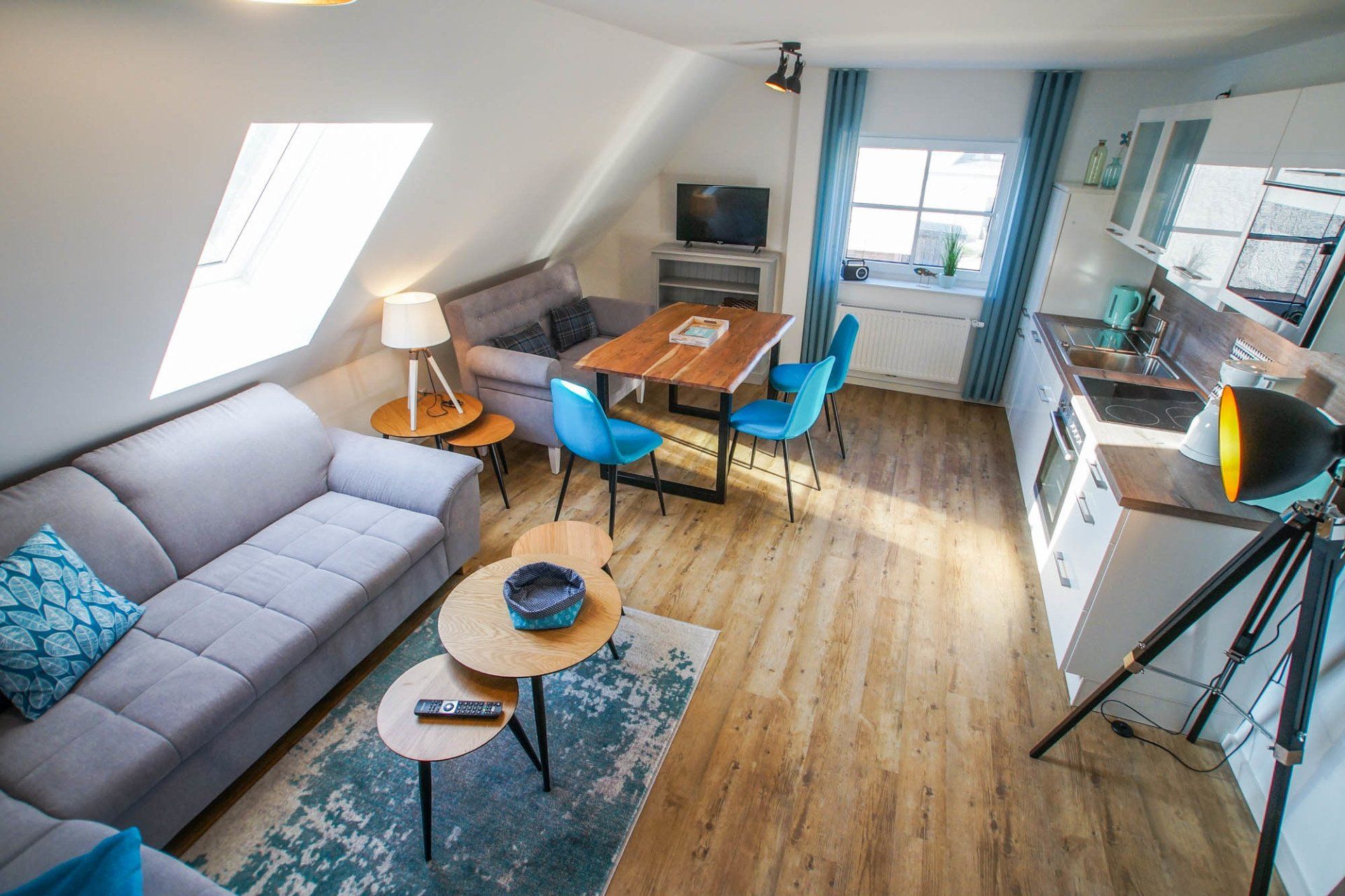 Ferienwohnung 9 Inneneinrichtung und Wohnungstür