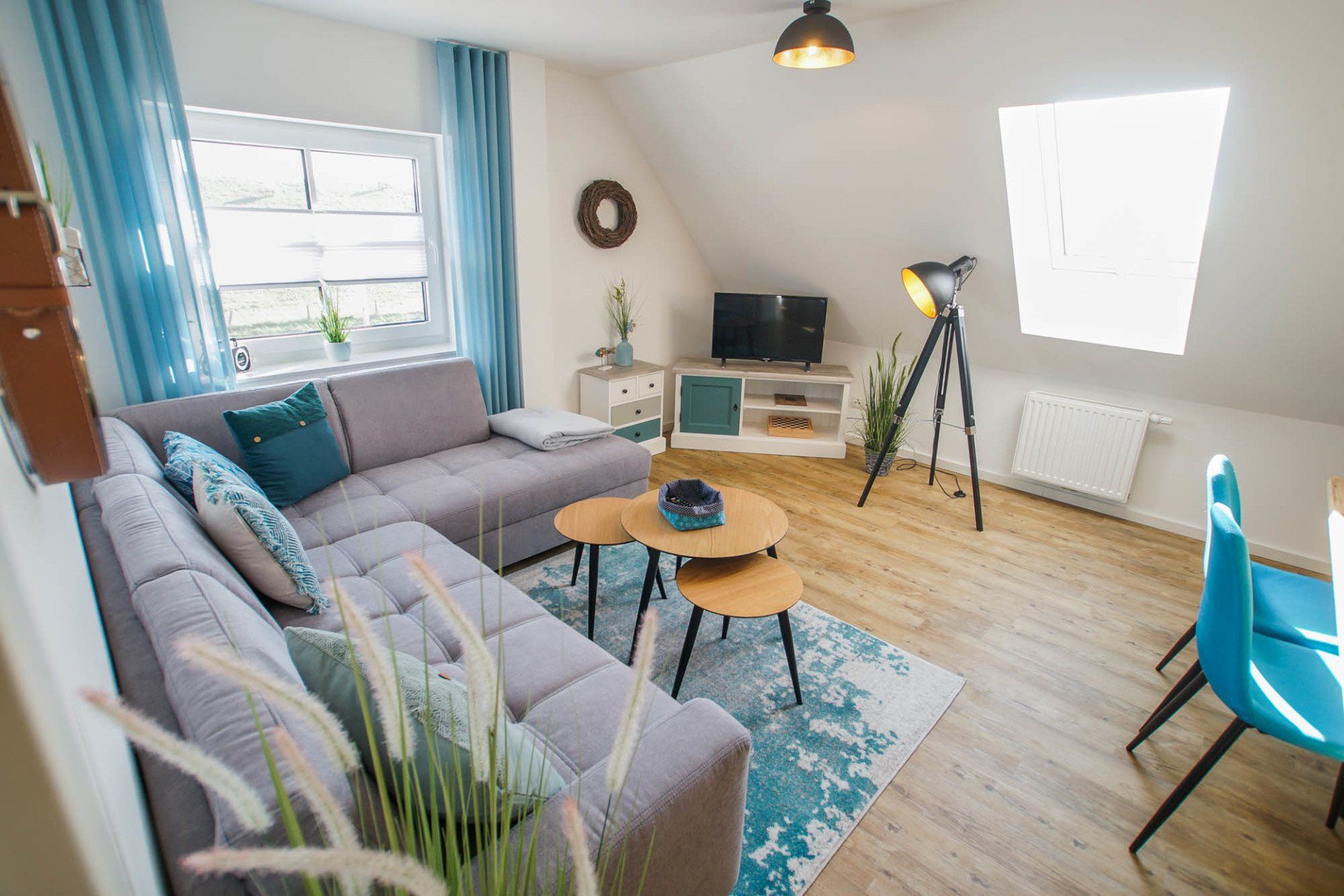 Ferienwohnung 6 Inneneinrichtung und Wohnungstür