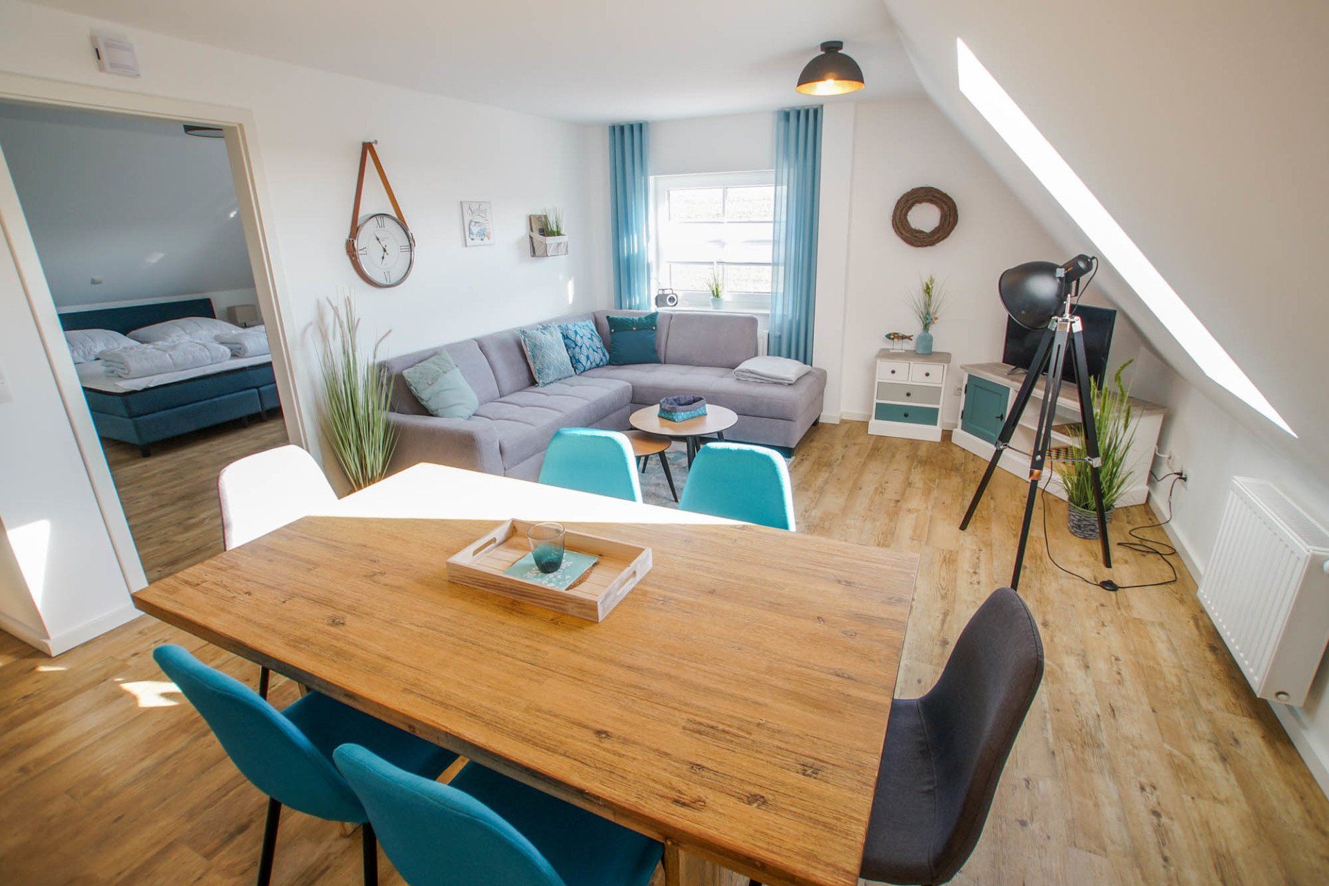 Wohn- und Essbereich in Ferienwohnung 6 (zweite Ansicht).