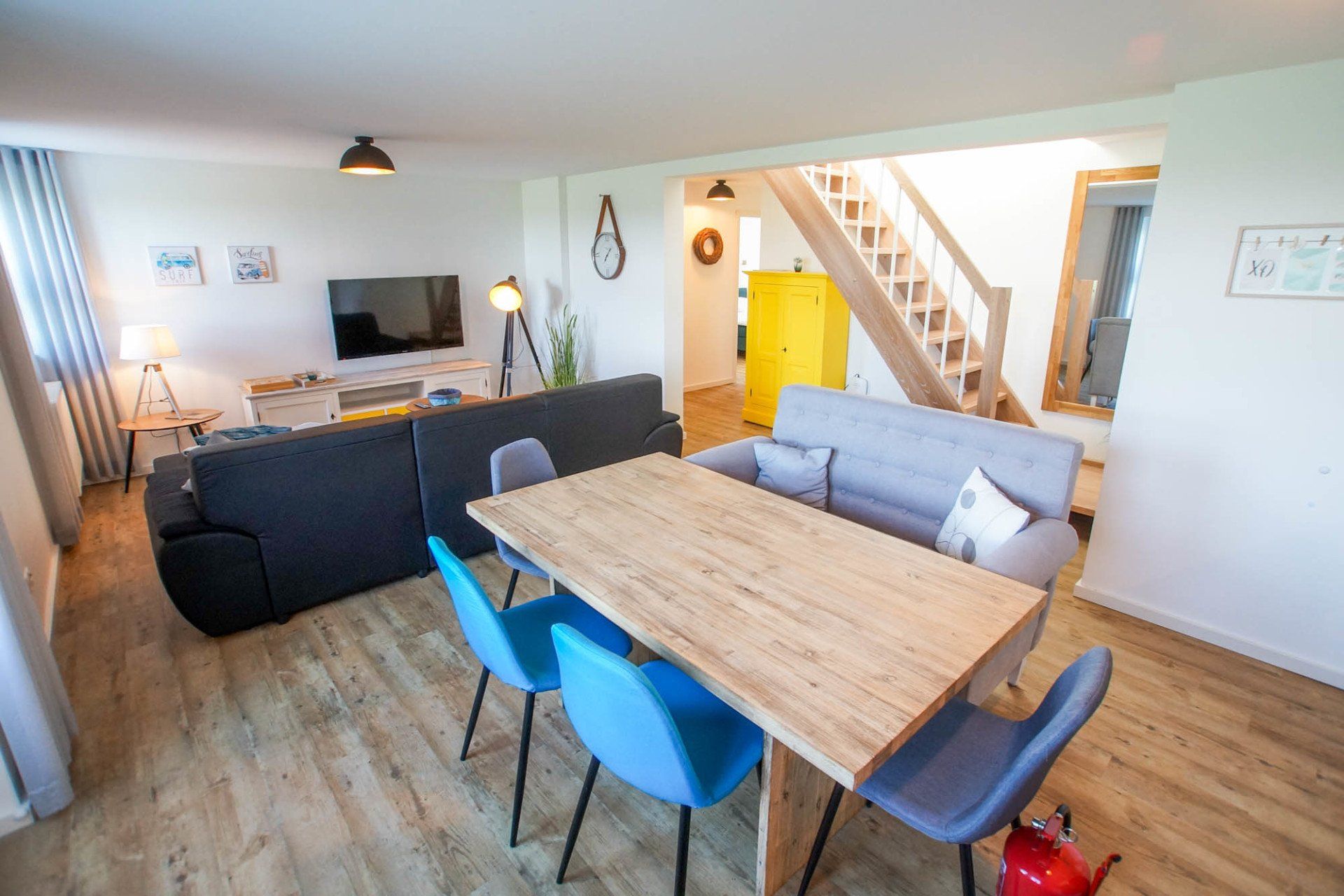 Ferienwohnung 7 Inneneinrichtung und Wohnungstür