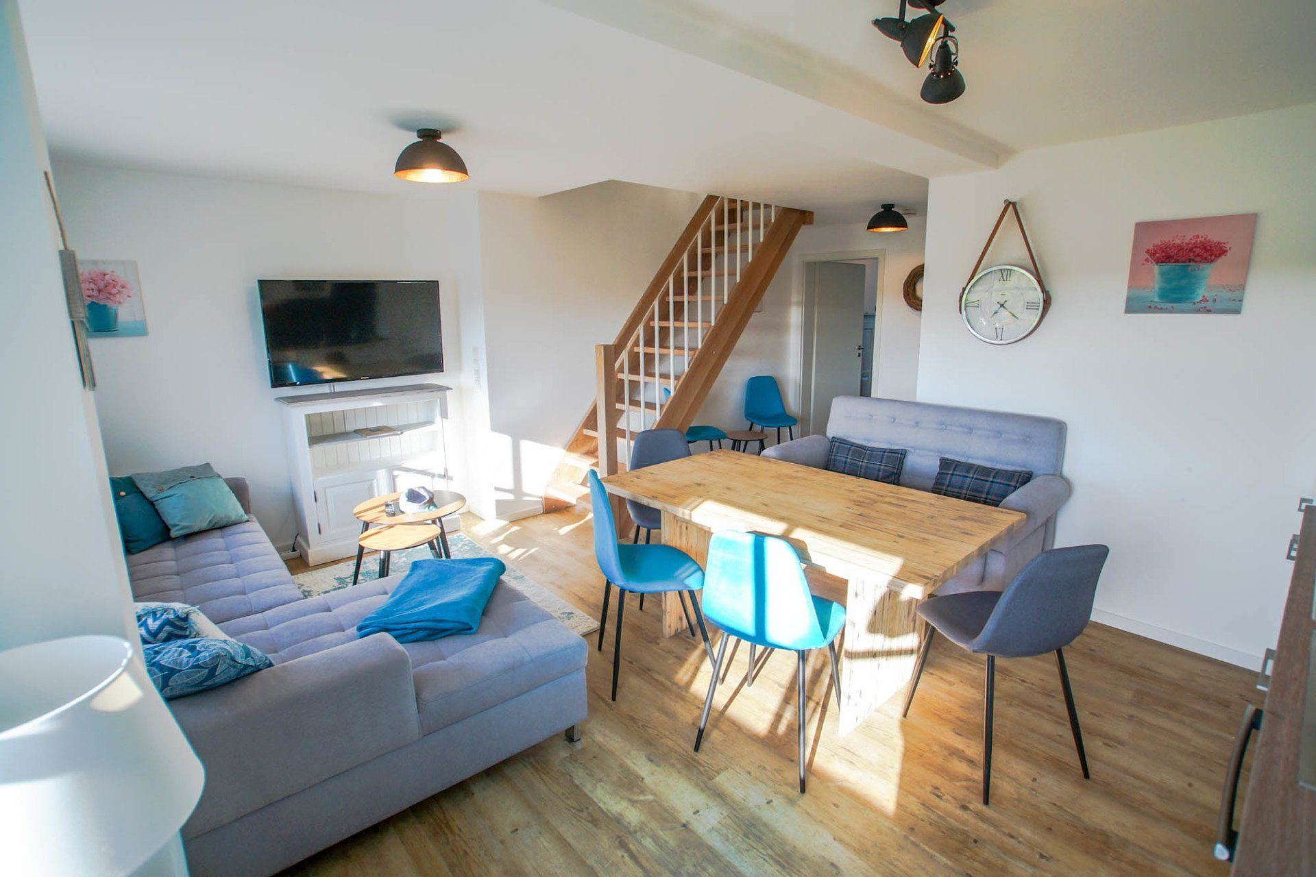 Ferienwohnung 8 Inneneinrichtung und Wohnungstür