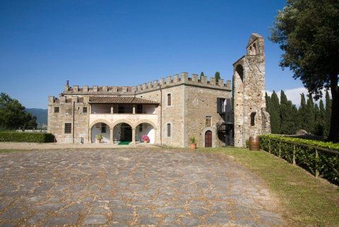 Veduta del castello dal piazzale antistante