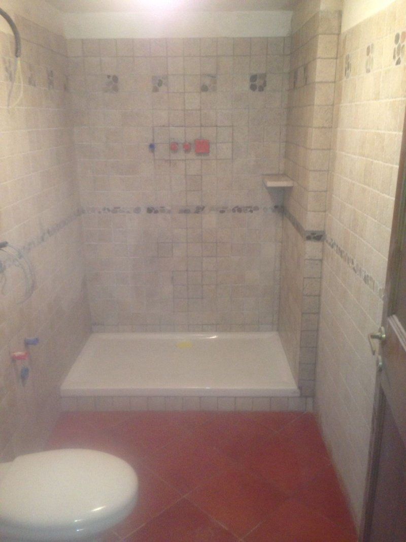 cabina doccia con piastrelle