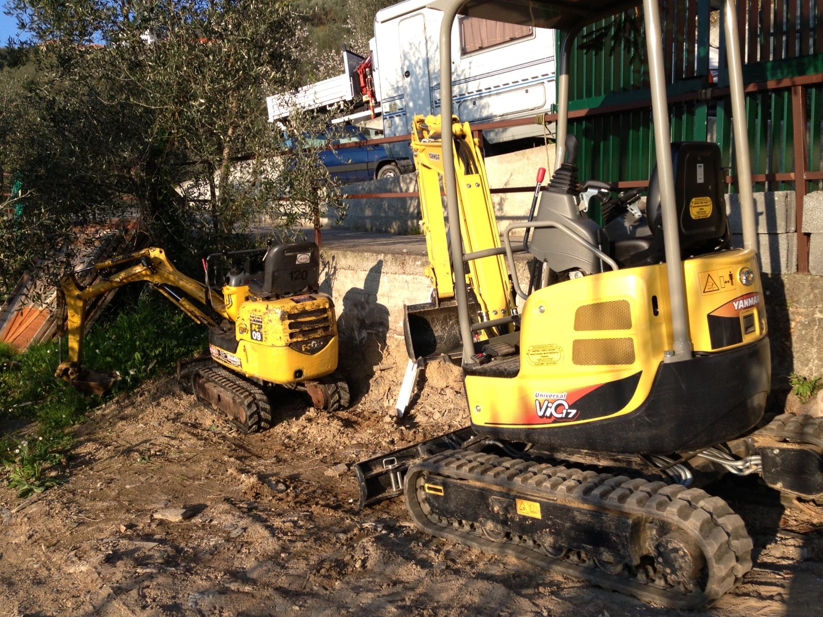 Due escavatori gialli in un cantiere edile.