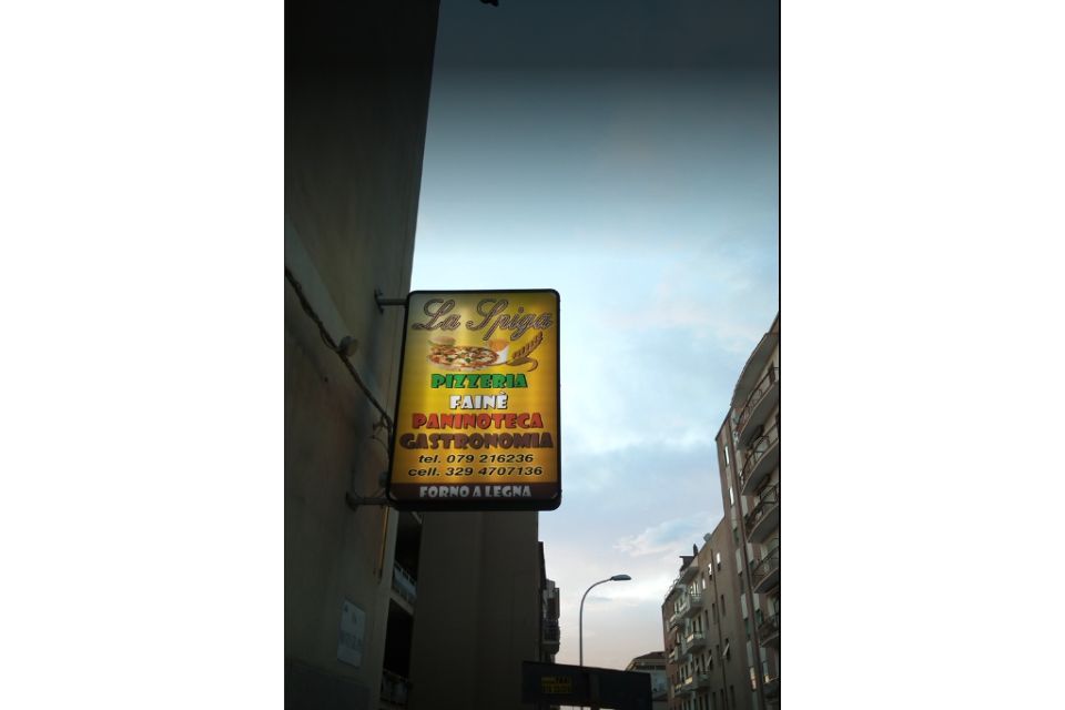 insegna della pizzeria e paninoteca da asporto