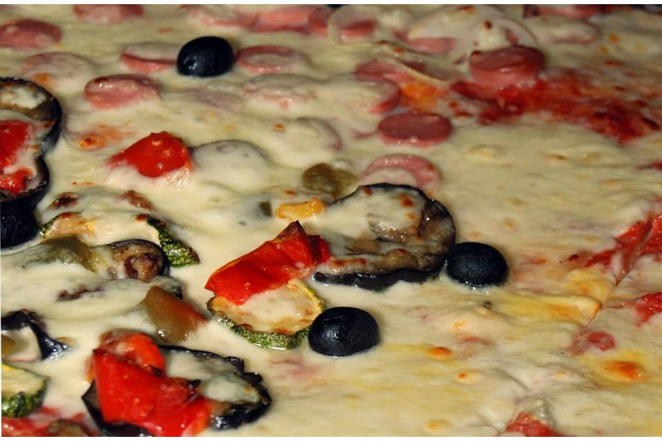 condimenti della pizza cotta nel forno a legna