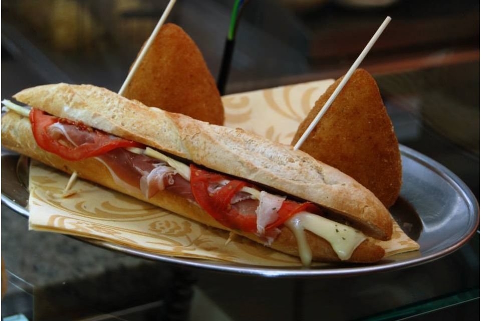panino farcito con prodotti tipici della gastronomia sarda