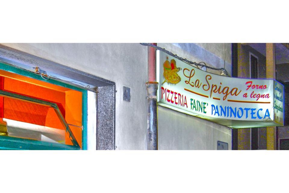 insegna della pizzeria e paninoteca di Sassari