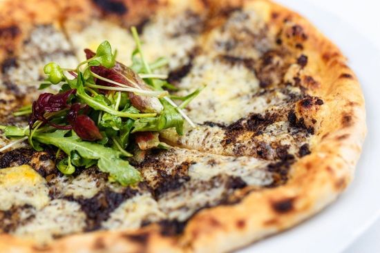 pizza condita con prodotti tipici sardi