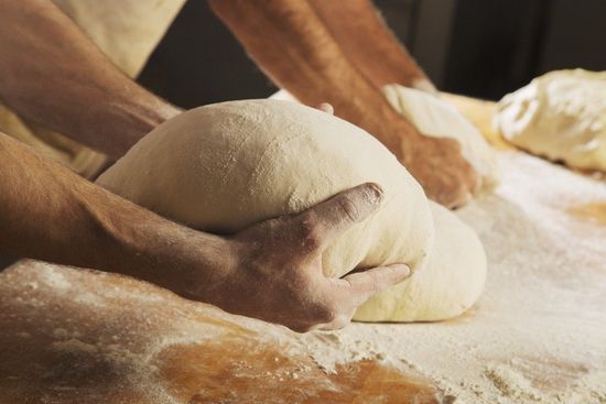 preparazione dell'impasto per la pizza