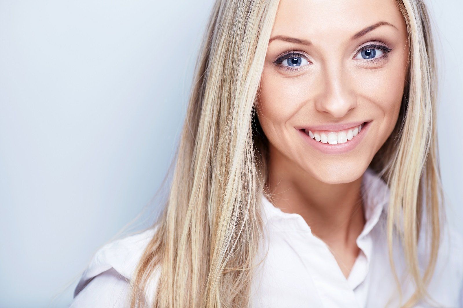 una ragazza sorridente