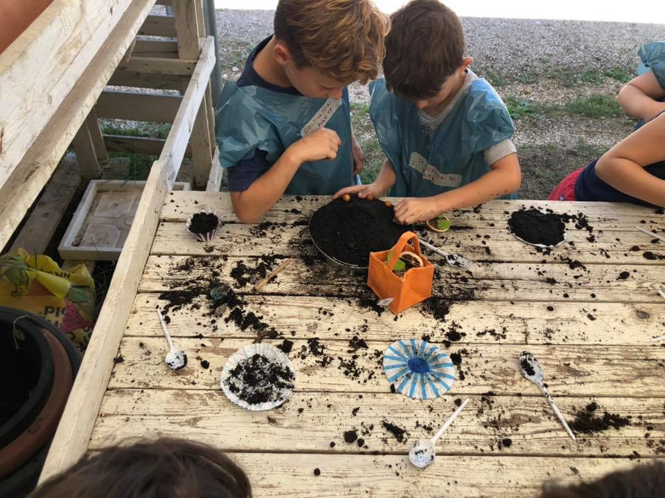 Bambini che realizzano una torta di terra