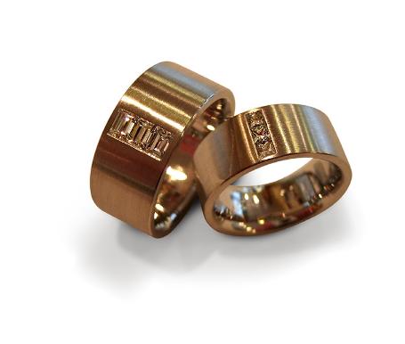 Ein Paar Goldringe mit Diamanten darauf
