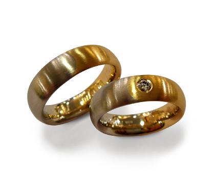 Ein Paar goldene Eheringe mit einem Diamanten in der Mitte