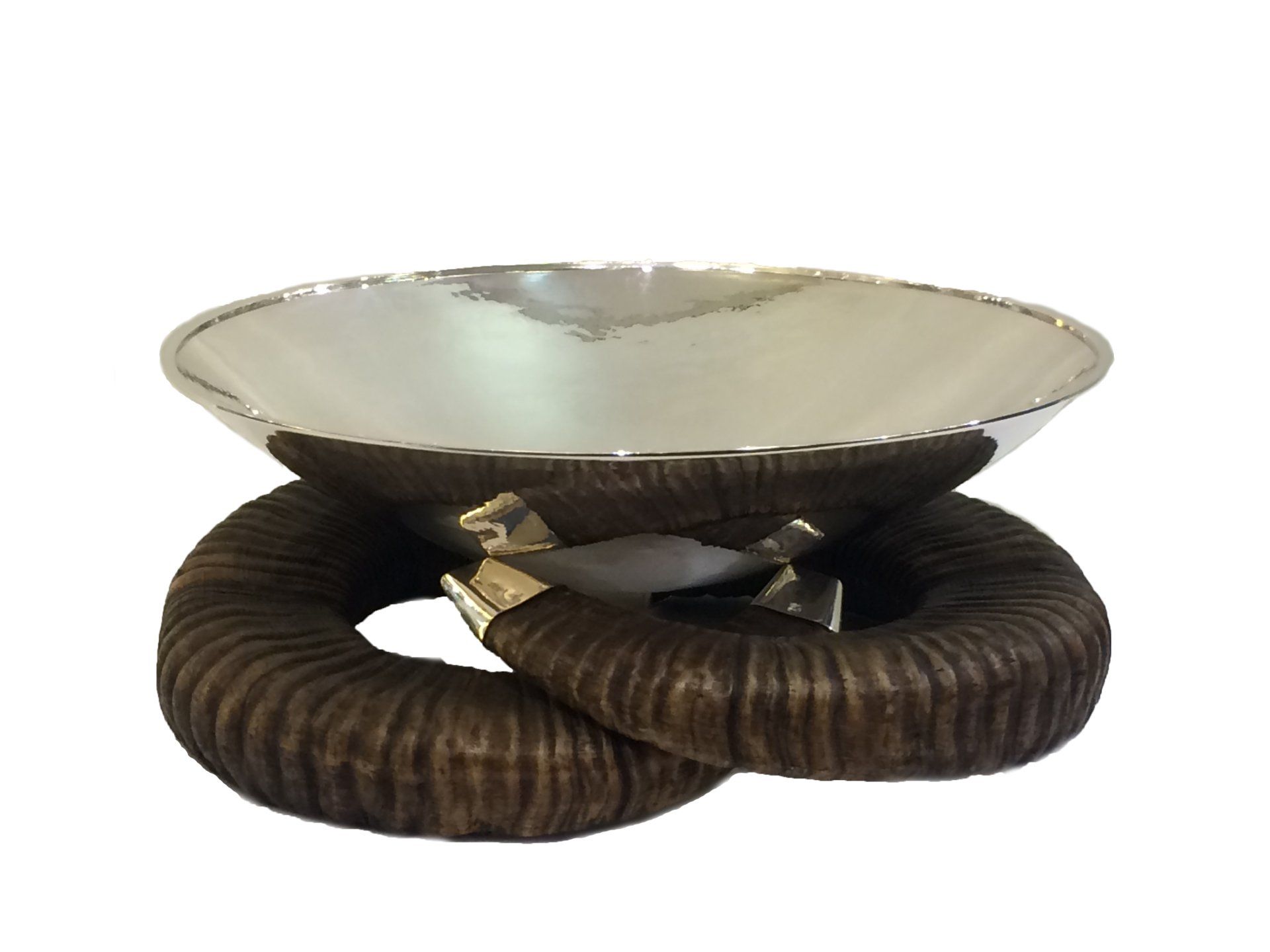 Eine silberne Schale mit einem braunen Ring darum