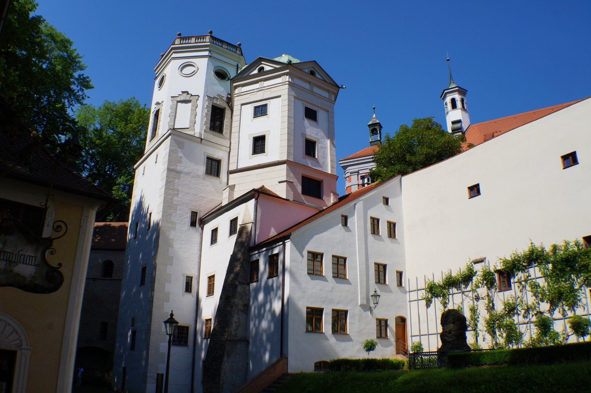 Ein großes weißes Gebäude mit einem Uhrenturm darauf