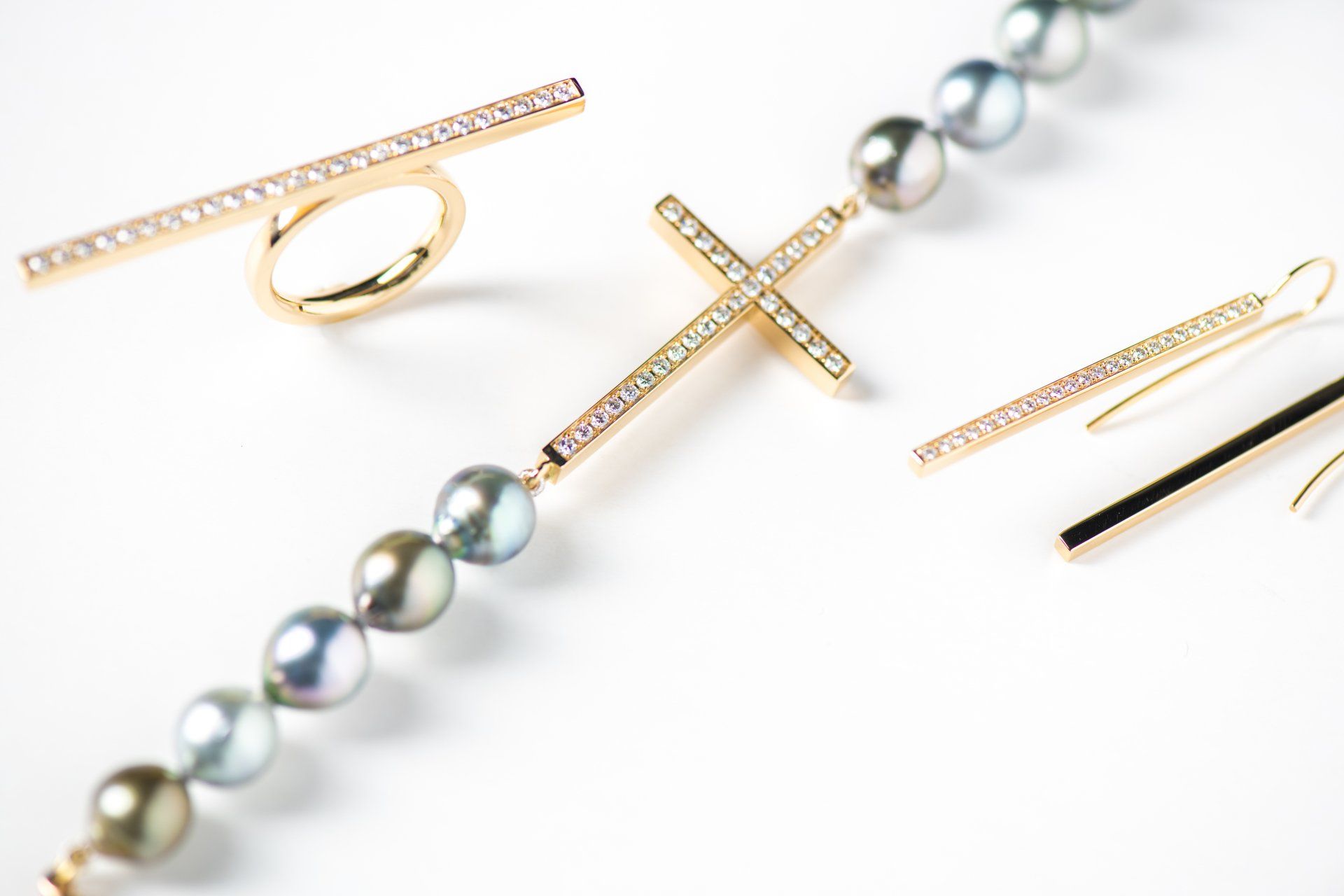 Ein Armband mit Perlen und einem Kreuz darauf