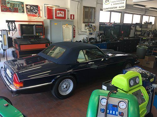 una macchina d'epoca in un'officina