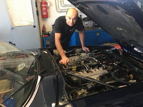 un meccanico che ripara un motore