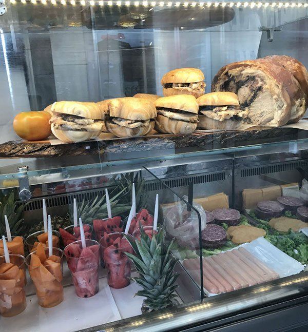 Dei panini e dei bicchieri con della frutta tagliata