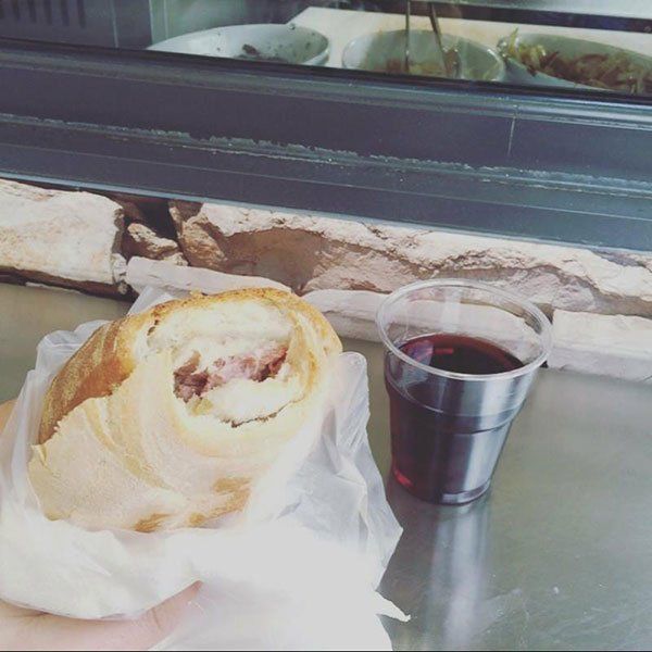 Un panino e un bicchiere di Coca-Cola