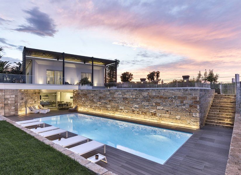 Piscina con sdraio