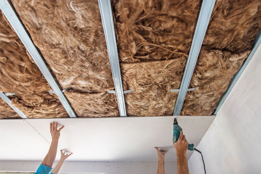 Operaio durante la realizzazione di un controsoffitto in cartongesso