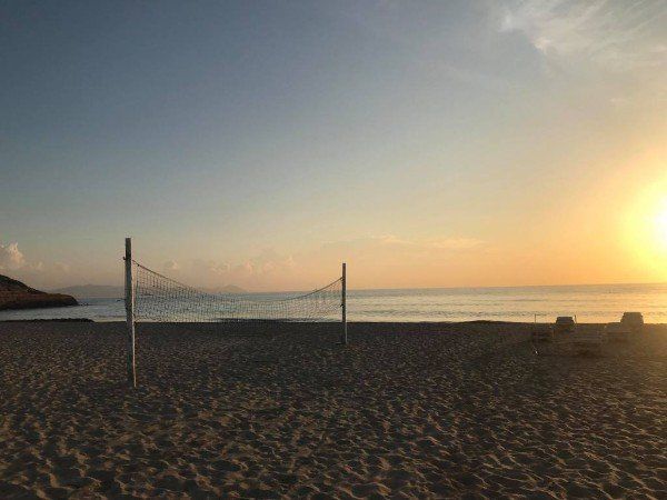 sporten op strand ibiza