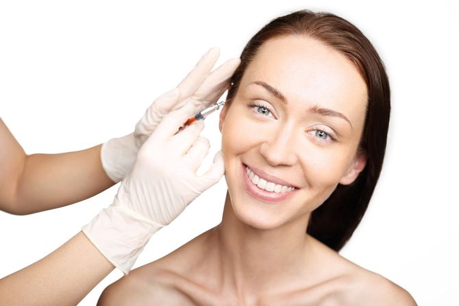 paziente durante una seduta di filler riempitivo